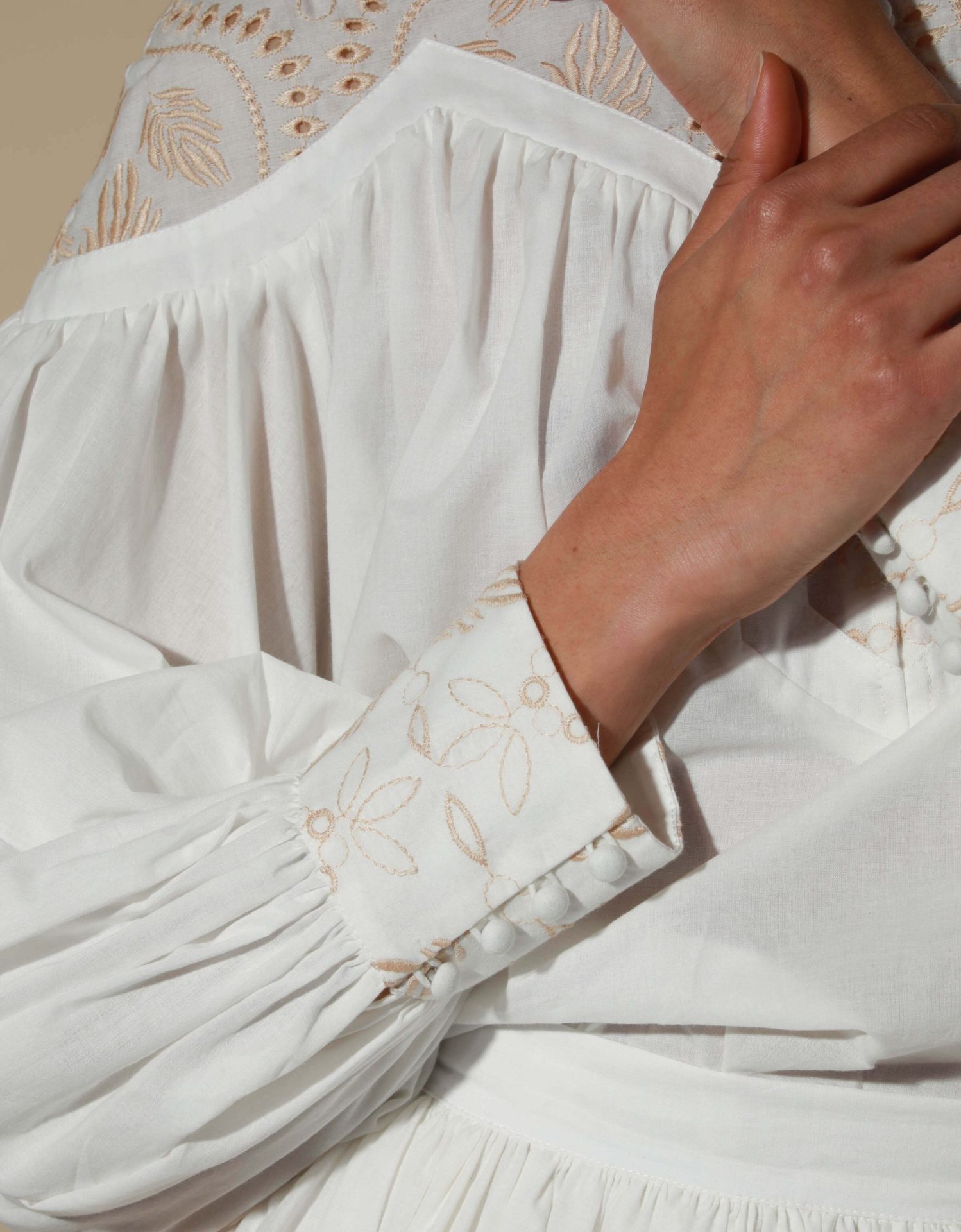 IXIAH_ORCHID_BLOUSE_WHITE_CLSUP_01